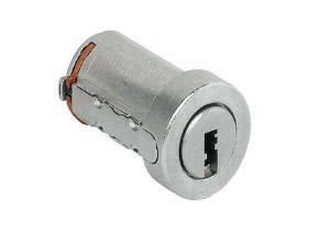 Combinaciones LLMG En paquetes de 1 Pieza Campo de aplicación Para instalación de llave maestra general (LLMG) asegurada Material Caja: Fundición de zinc Acabado Niquelado Técnica de cierre Con 6 pares de pitones Montaje Izquierda o derecha (orientación limitada 180°) Para embutir Sin llave Product Features Contiene 1 bombillo de pitones con núcleo intercambiable sin llave Nota de pedido En instalaciones de cierre, el pedido se debe crear según plan de cierre. Es imprescindible realizar de antemano una prueba de viabilidad. Llave véase instalación de llave maestra general (LLMG) de la Premium 20-núcleos de cilindro sin limitación de giro y sin orientación limitada.